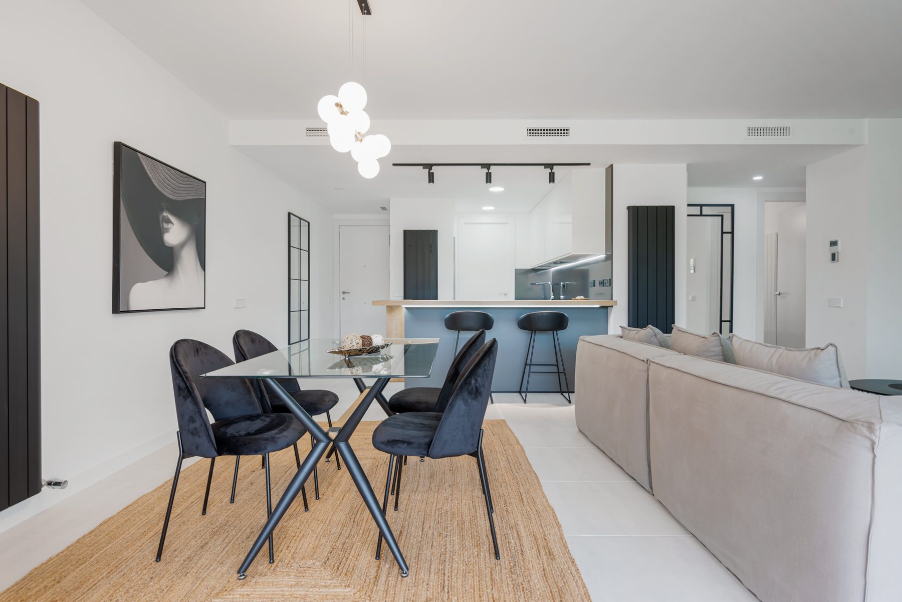 Open dining & lounge