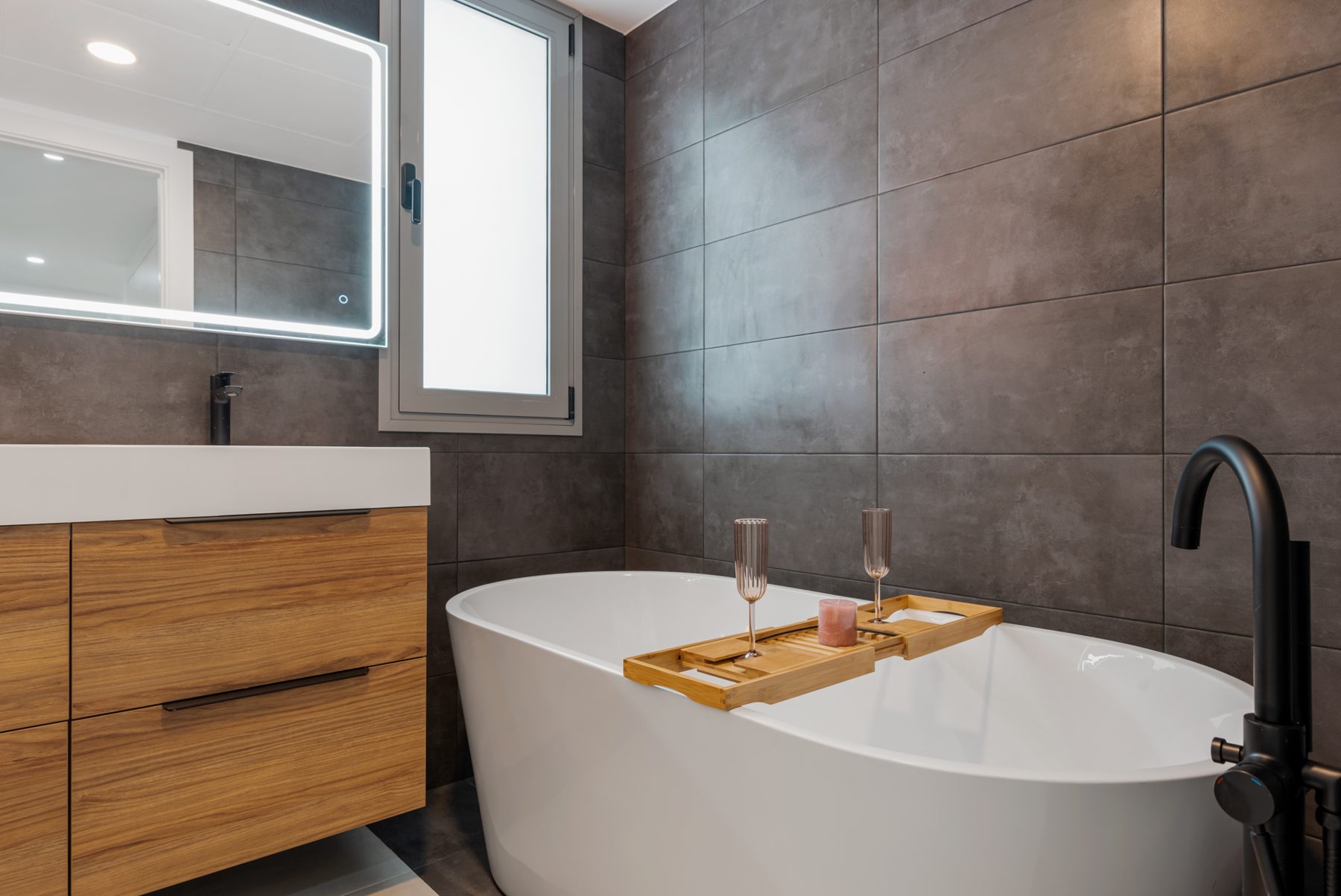 Freestanding bathtub